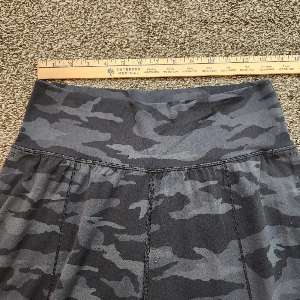 Athleta Salutation Camo Jogger Size Medium - Picture 6 of 9